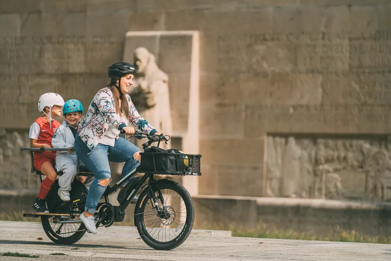 Yuba Kombi E6 Longtail Electric Cargo Bike Black-2